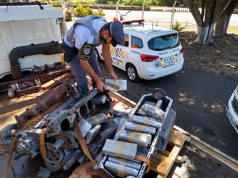 Polícia Rodoviária encontra 50 tabletes de maconha em motor de carro em Assis