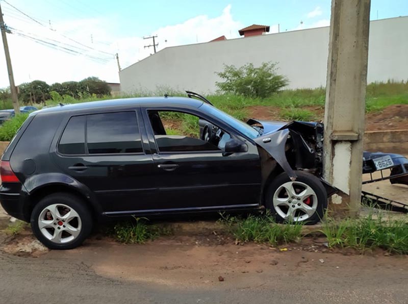 Carro com bebê bate em poste durante fuga e casal é flagrado com droga em Assis