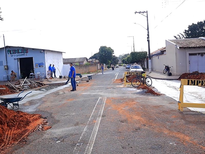 Prefeitura instala sarjetões no cruzamento da Rua Tokow Yamada x Francisco Gonçalves, na Vila Nova