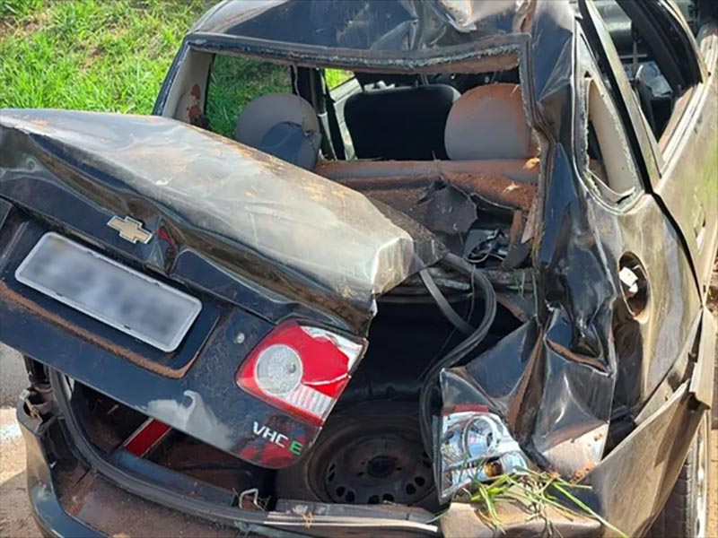 Motorista é arremessado para fora do carro durante capotamento e morre na Rodovia em Martinópolis