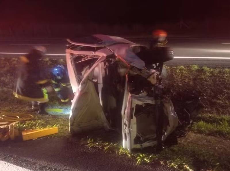 Passageira morre após carro capotar várias vezes em rodovia no interior de SP