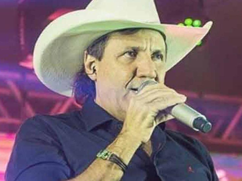 Cantor Juliano Cezar morre após sofrer infarto durante show