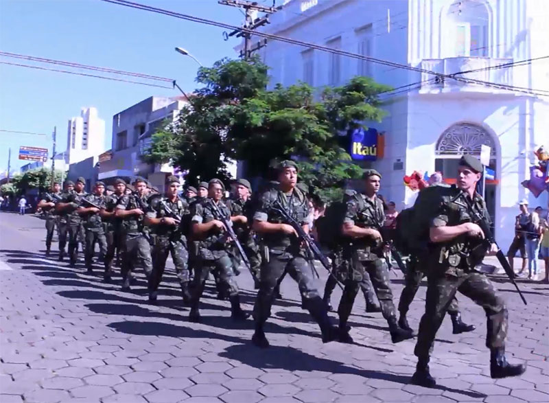 Desfile festivo reúne povo na avenida para celebrar o aniversário de Paraguaçu