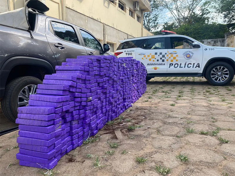 Homem é preso com mais de 580 quilos de maconha escondidos em picape, em Pirapozinho