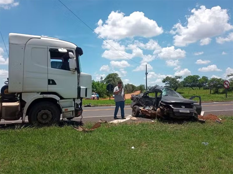 Batida entre automóvel e carreta mata uma pessoa em Martinópolis