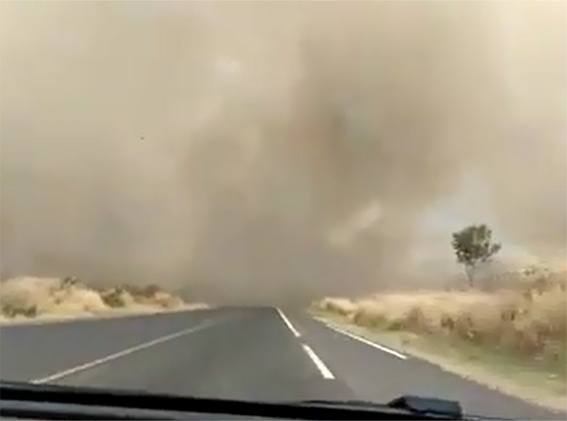 Vídeo feito durante incêndio na SP 284 mostra perigos das queimadas às margens da rodovia