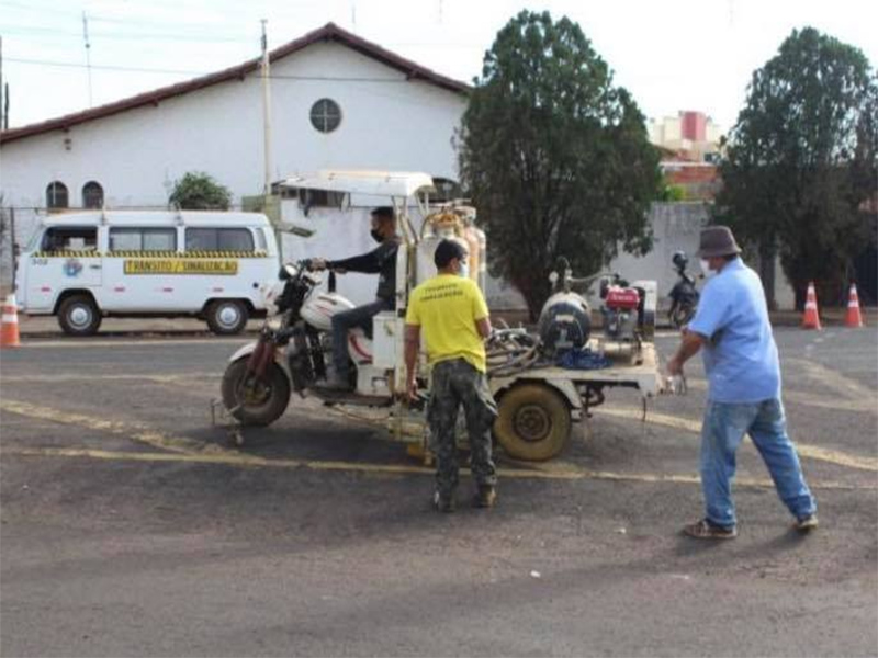 Prefeitura reforça pintura de sinalização horizontal