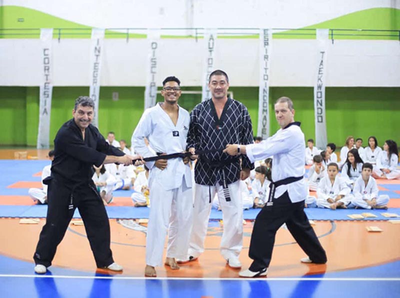 Projeto de Taekwondo gradua seu primeiro faixa preta