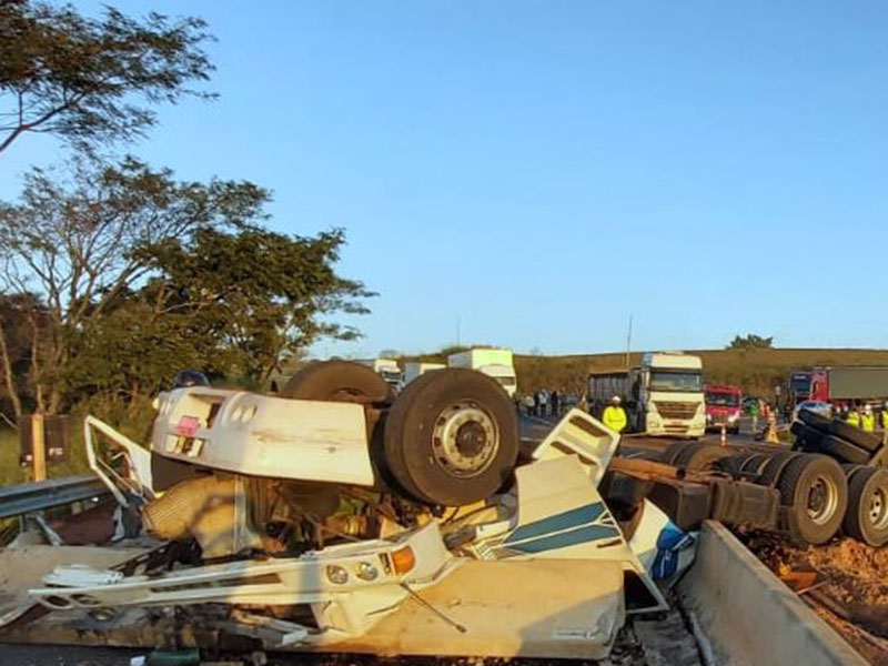 Carreta capota na SP-333 próximo ao trevo de Oscar Bressane