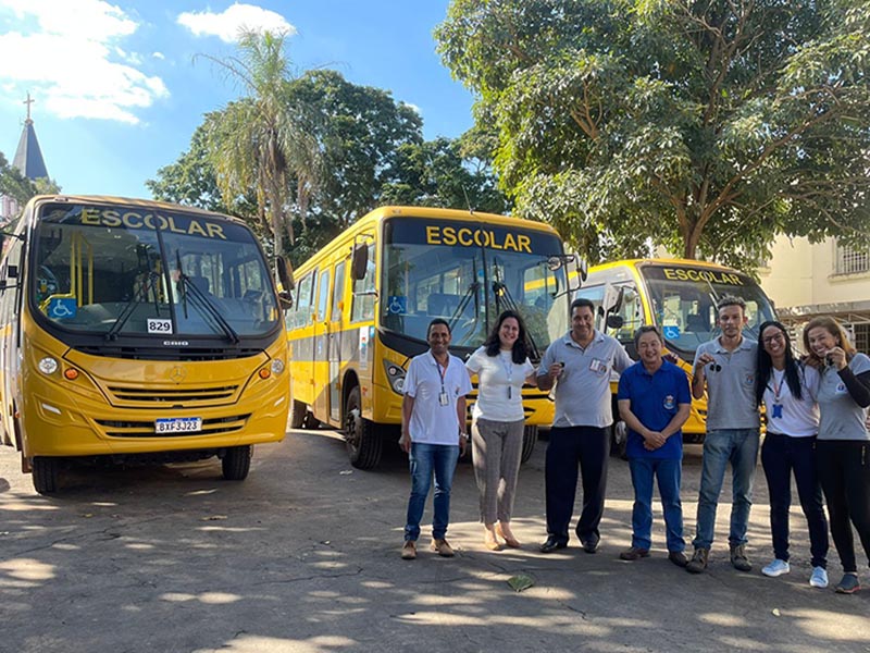 Prefeito entrega três novos ônibus para o transporte escolar