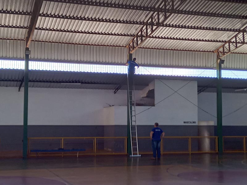 Departamento de Esporte e Lazer troca lâmpadas do Ginásio Zé do Pito por iluminação de Led