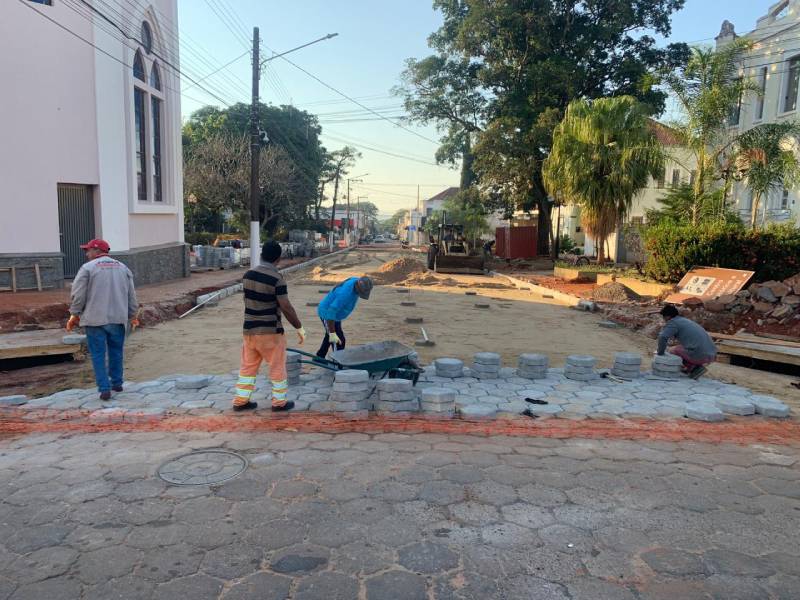 Prefeitura da início ao assentamento de bloquetes na obra de reabertura da Rua Irmã Gomes
