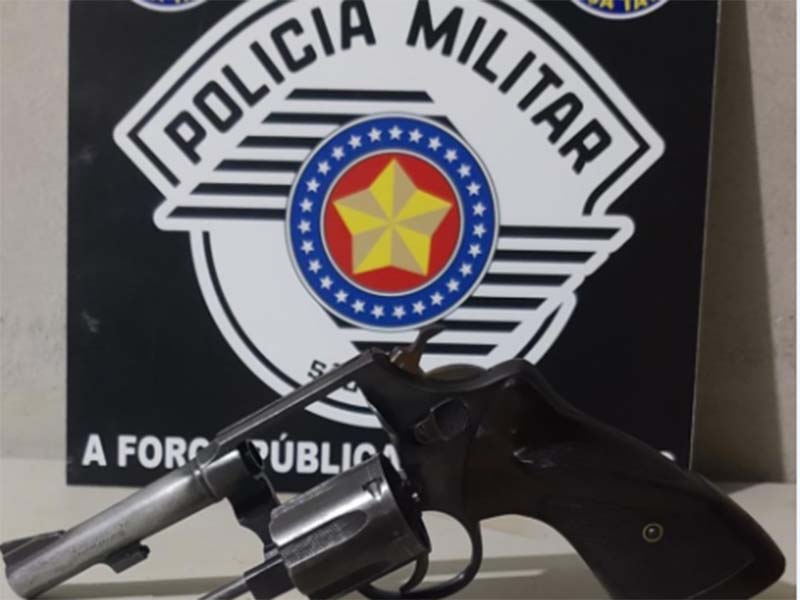 Homem é abordado por porte ilegal de arma no Jardim das Oliveiras