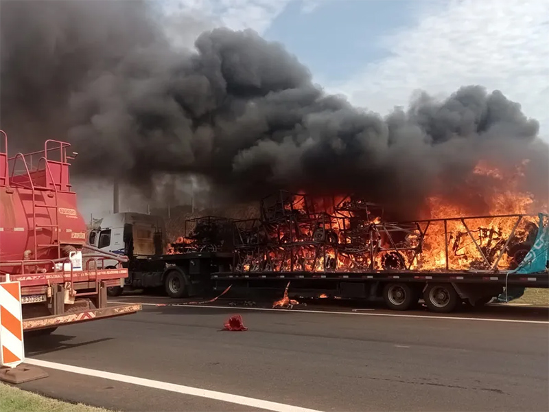 Caminhão carregado com triciclos pega fogo em rodovia de Florínea