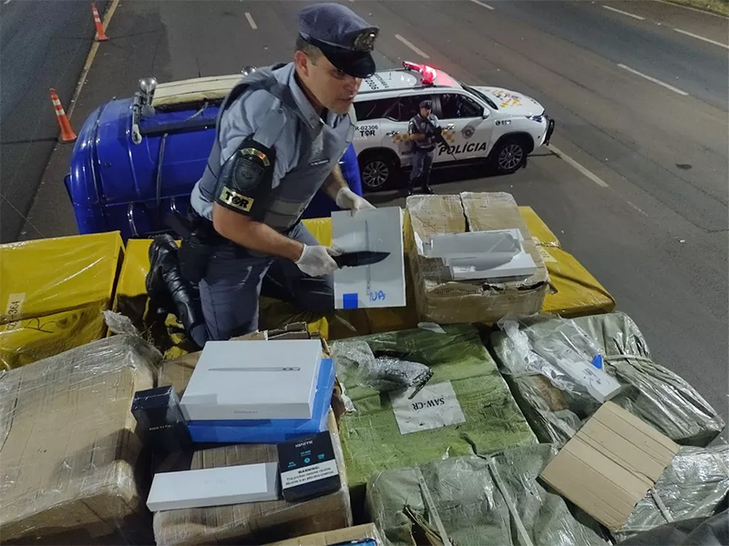 Celulares, óculos e cigarros eletrônicos são apreendidos em caminhão em Santa Cruz do Rio Pardo