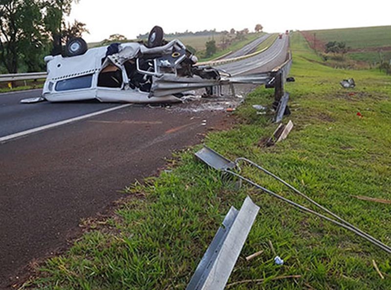 Kombi capota e deixa um morto e quatro feridos em rodovia de Assis