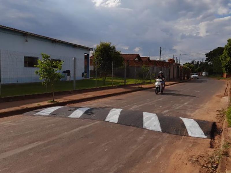 Prefeitura instala redutores de velocidade em algumas ruas de Paraguaçu Paulista