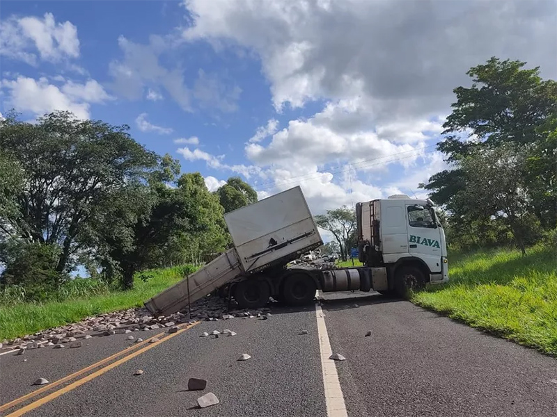 Batida entre caminhão e carro deixa um ferido em rodovia de Oscar Bressane