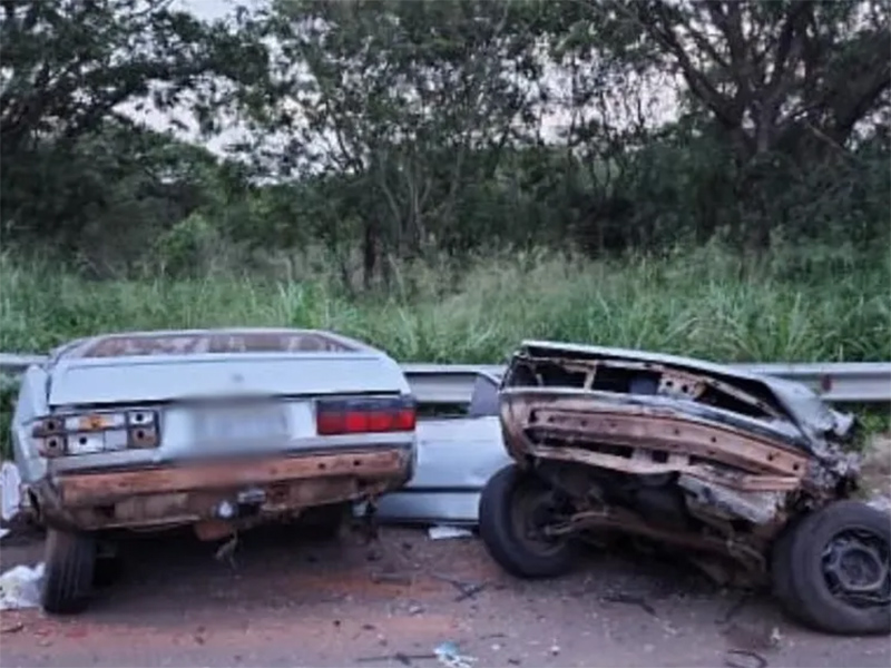 Carro parte ao meio após bater de frente com caminhão na BR-153