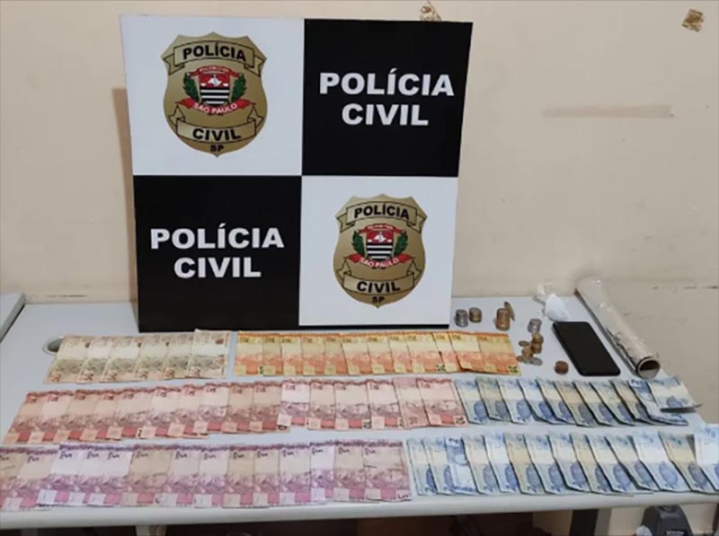 Polícia Civil cumpre mandados de busca e apreende mais de R$ 850 e porção de maconha, em Rancharia