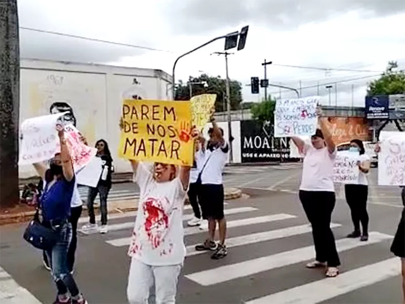 Protesto marca audiência para julgar acusado de matar enteada a facadas em Lençóis Paulista