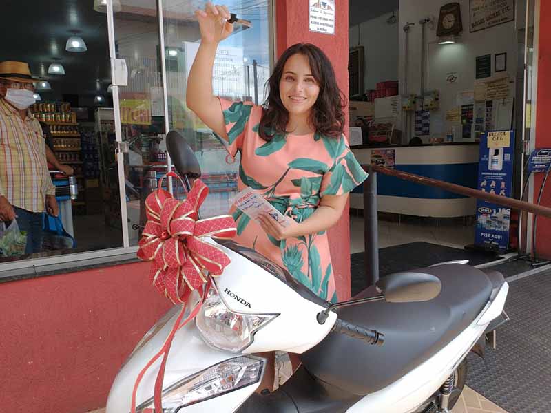 Associação Comercial entrega moto para ganhadora de promoção