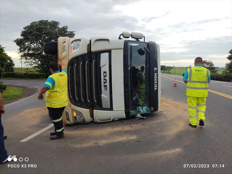 Carreta carregada com farelo de amendoim tomba em trevo de acesso da SP-294 a Iacri