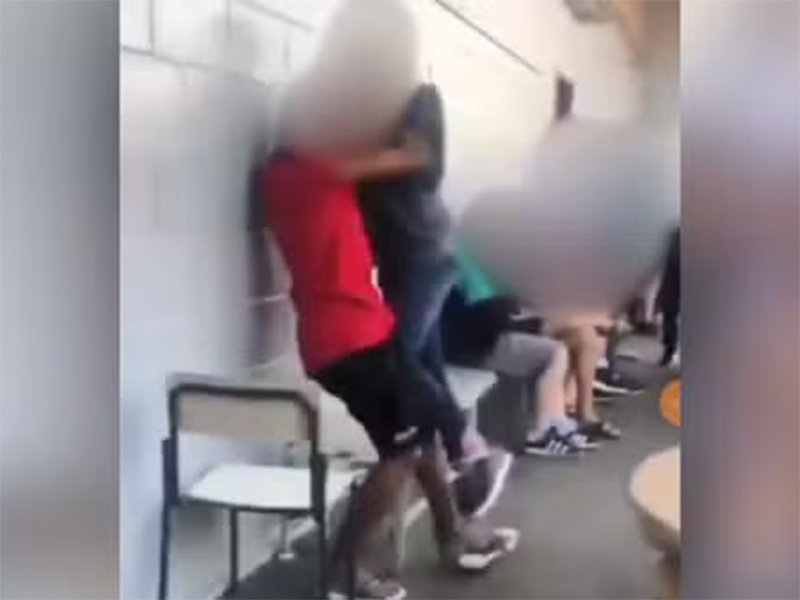 Mãe denuncia homofobia e xenofobia após adolescente ser agredido por alunos dentro de escola