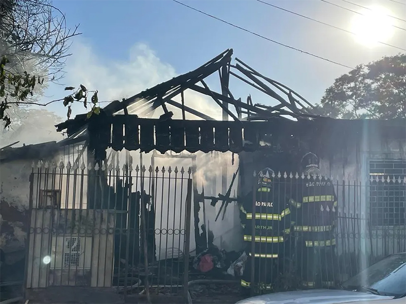 Incêndio destrói casa de madeira em Presidente Prudente