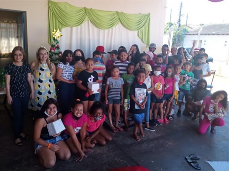 Crianças do Clube da Juventude recebem chocotones e brinquedos