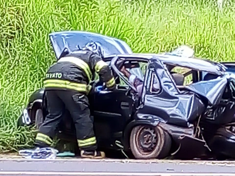 Carro bate em árvore e homem de 37 anos morre em Paraguaçu