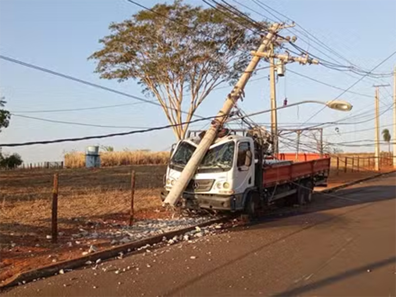 Motorista perde controle da direção após ser fechado, bate caminhão e derruba poste em Ibitinga