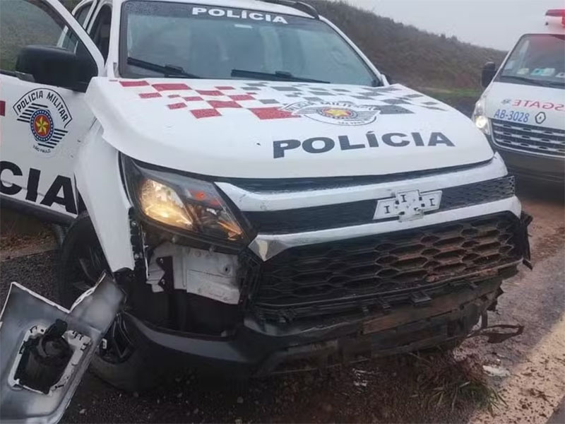 Viatura da PM tomba em rodovia após motorista perder o controle do veículo em Gália