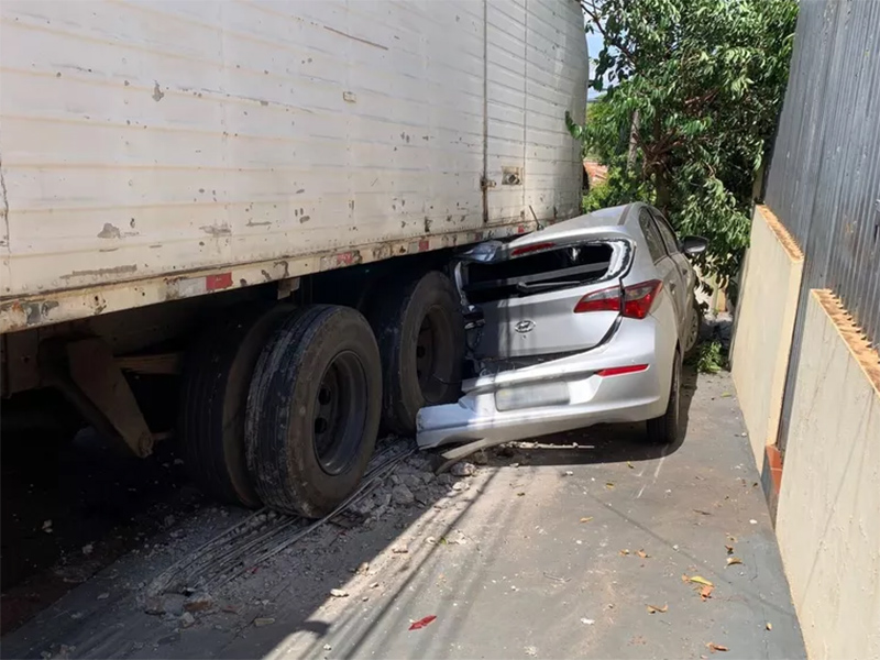 Caminhão sem freio 'esmaga' carro e deixa bairro sem energia elétrica em Ourinhos