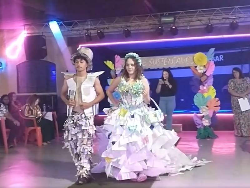 ETEC promove Desfile Sustentável com os alunos utilizando roupas de plástico, papel, papelão e metal