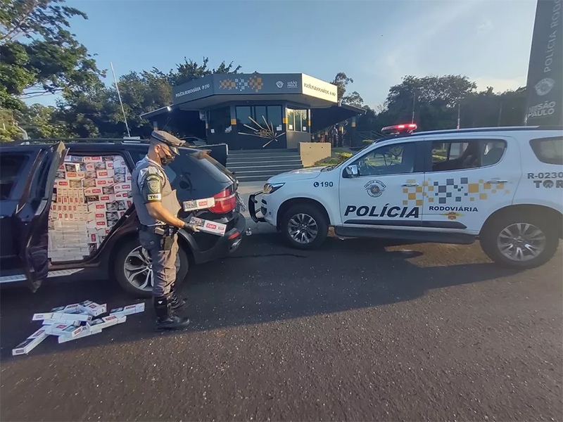 Após fuga em rodovia, casal é detido em Assis com carro lotado de cigarros do Paraguai