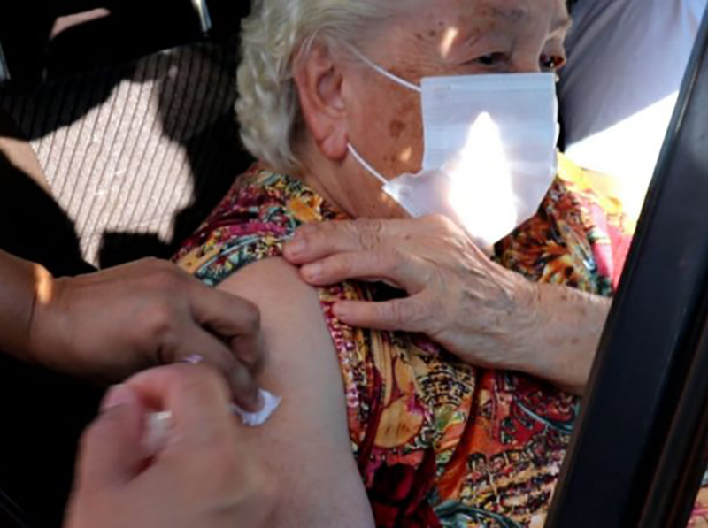 Idosos com 64 anos receberão primeira dose de vacina contra a COVID amanhã (23)
