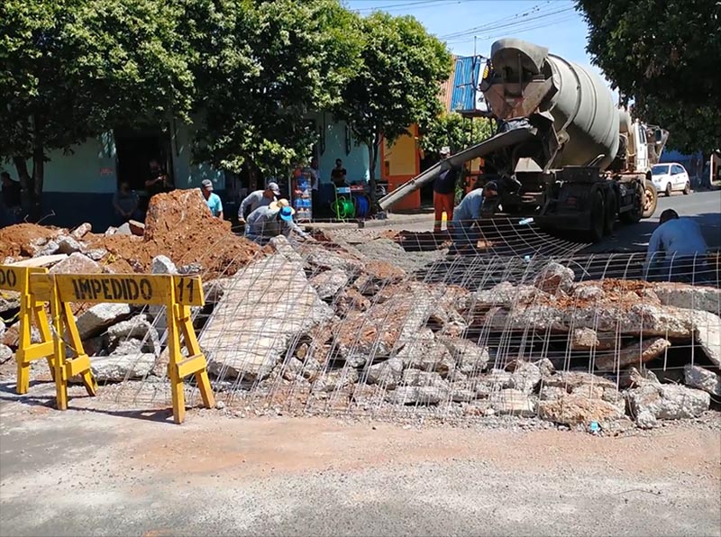 Prefeitura refaz sarjetão danificado na Avenida Brasil