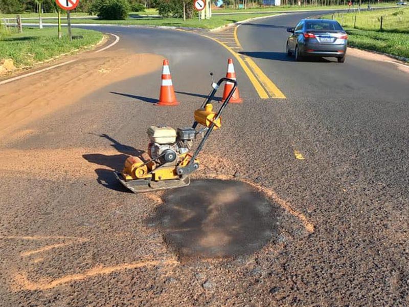 Departamento de Obras mantem reparo constante em ruas de Paraguaçu Paulista