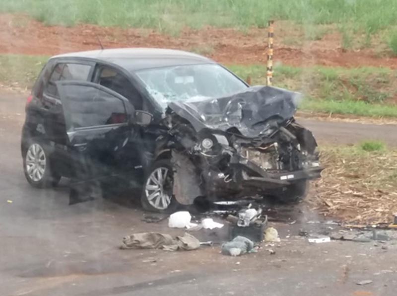 Mulher fica ferida após carro bater na traseira de carreta no trevo de Roseta