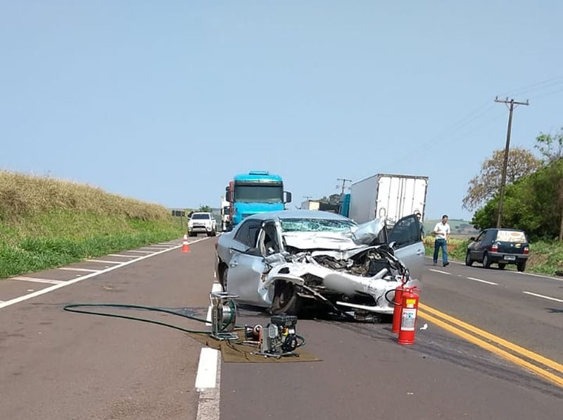 Mulher morre e outras duas ficam feridas após carro bater de frente com caminhão em Paraguaçu