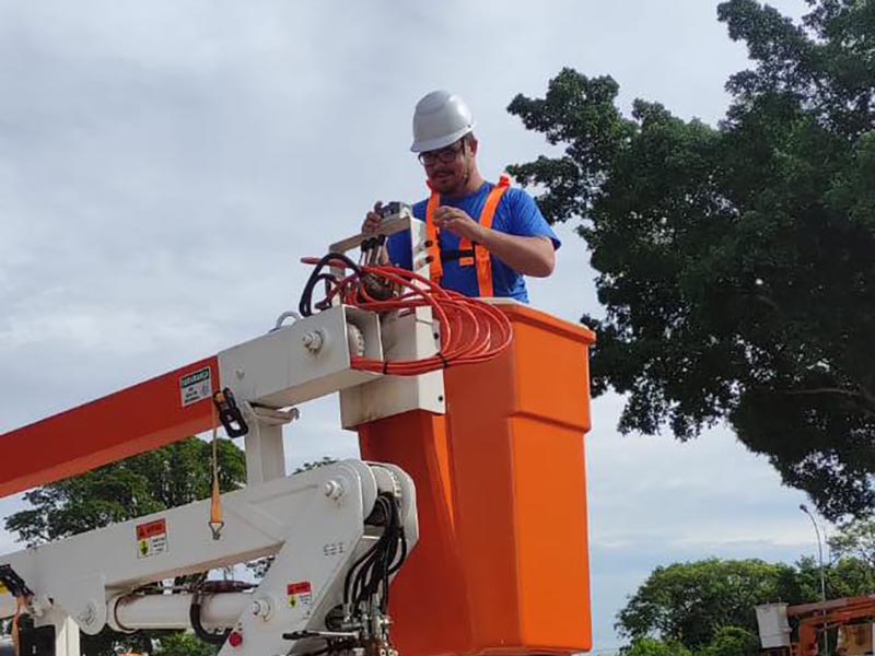 Servidores do Departamento de Obras recebem treinamento para troca de lâmpadas