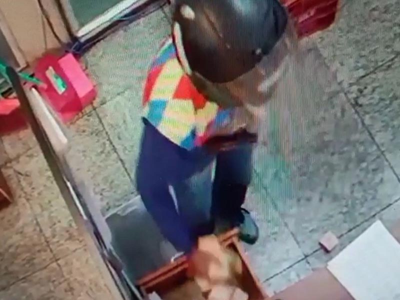 Homem armado e usando capacete assalta supermercado em Jaú