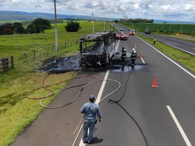 Ônibus sem passageiros pega fogo e fica destruído em rodovia de Marília