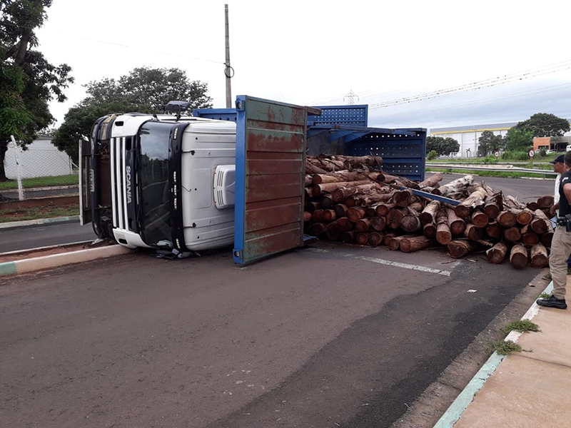 Carreta bitrem tomba e espalha toras de madeira por avenida em Rancharia