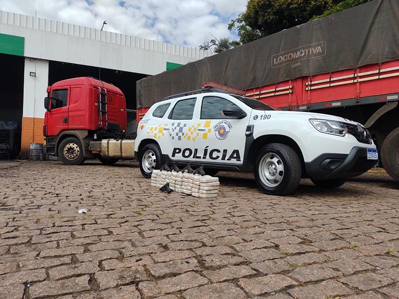 Polícia Rodoviária prende caminhão com pasta base de cocaína e armas em Santa Cruz do Rio Pardo