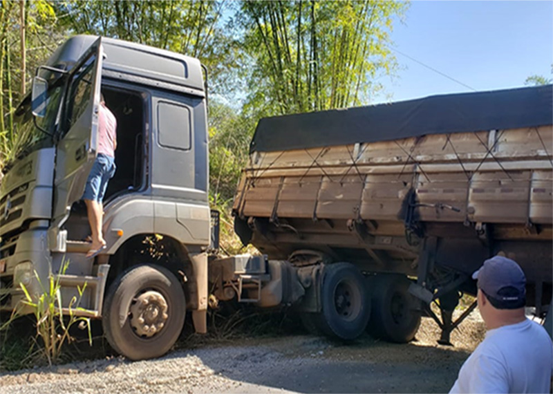 Carreta tomba e interdita vicinal que liga Quatá a Tupã