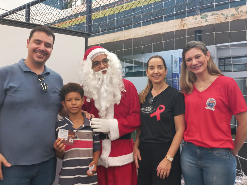 Departamento de Saúde entrega brindes a crianças que participaram da Campanha Natal Sem Dengue