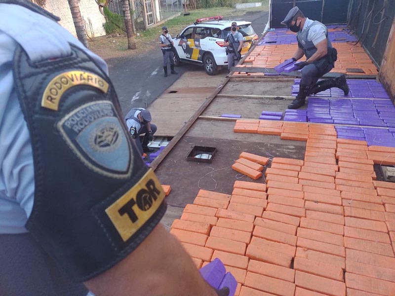 Homem é preso com mais de mil tabletes de maconha escondidos em fundo falso de carreta em Marília