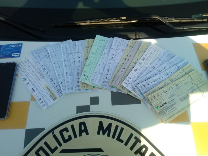 Motorista é flagrado com cheques clonados e preso após tentar subornar policiais em Marília